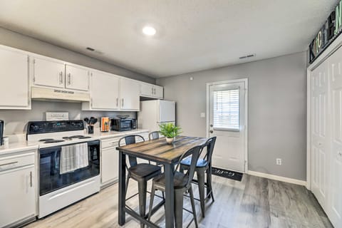 Modern Jacksonville Townhome w/ Yard & Patio! Apartment in Jacksonville