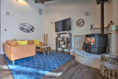 Epic Mammoth Lakes Getaway w/ Shared Pool, Hot Tub Apartment in Mammoth Lakes