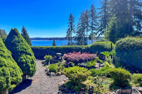 Coastal Cabin w/ Puget Sound & Rainier Views! Casa in Allyn-Grapeview