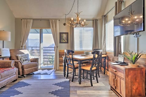 4 Mi to Nat’l Park: Mtn-View Gatlinburg Retreat! Apartment in Gatlinburg