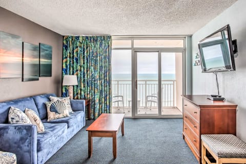 Oceanfront N Myrtle Beach Condo w/ Hot Tub! Apartamento in Atlantic Beach