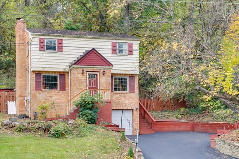 Cute Home w/ Patio ~ 7 Mi to Dtwn Pittsburgh Haus in Mount Lebanon