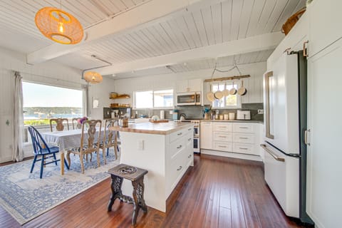 Sun-Soaked Sandy Point Haven w/ Beach Access! House in Camano Island