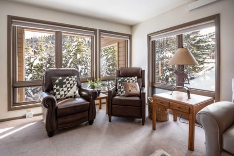 Steps to Ski Lifts - Condo w/ Walk-Out Patio! Apartment in Big Sky