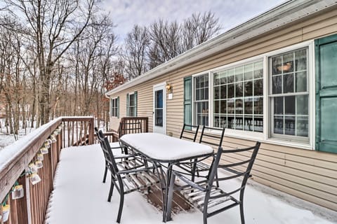 Wooded Home: Deck & Gas Grill, 1/2 Mi to Lake House in Tunkhannock Township