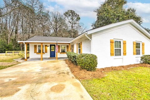Bright Beaufort Home w/ Porch & Fire Pit! Haus in Port Royal
