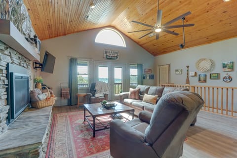 Beaver Lake Home w/ Game Room, Boat Slip & Views! House in Beaver Lake