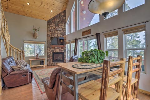Serene Pet-Friendly Cabin w/ Fire Pit & Loft! House in Duck Creek Village