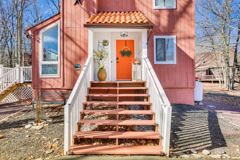 Deck, Fire Pit & Pool Access at Poconos Retreat! House in Middle Smithfield