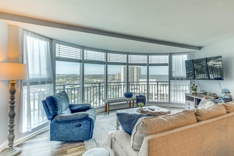 Beautiful Daytona Beach Shores Condo w/ Hot Tub! Apartment in South Daytona