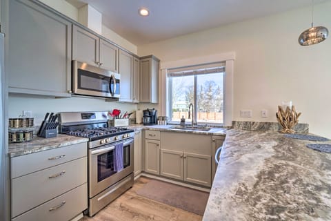 Bright La Conner Getaway w/ Mountain Views! Apartment in La Conner