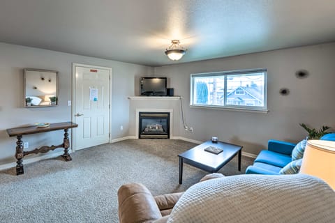 Apartment w/ Gas Fireplace ~ 1/2 Mi to Beach! Appartement in Anacortes