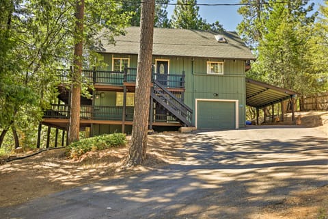 Twain Harte Cabin w/ 2-Level Deck + Fire Pit! House in Twain Harte