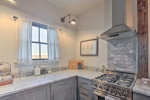 18 Miles to San Antonio: Quiet Country Getaway Cottage in Rio Grande