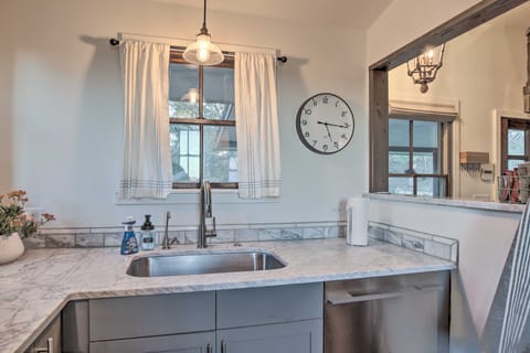 18 Miles to San Antonio: Quiet Country Getaway Cottage in Rio Grande