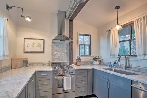 18 Miles to San Antonio: Quiet Country Getaway Cottage in Rio Grande