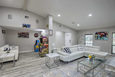 Private Pool & Game Room: Family Home in Garland! House in Richardson