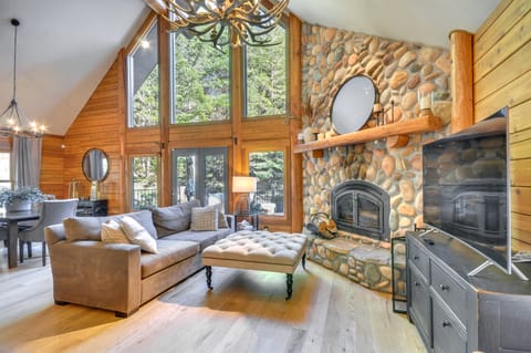 Luxe Cabin in the Woods: Walk to Lake! House in Willamette Valley