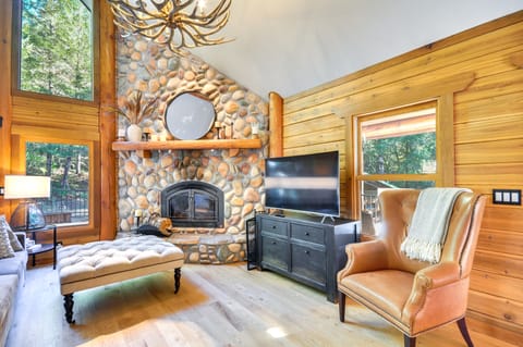 Luxe Cabin in the Woods: Walk to Lake! House in Willamette Valley