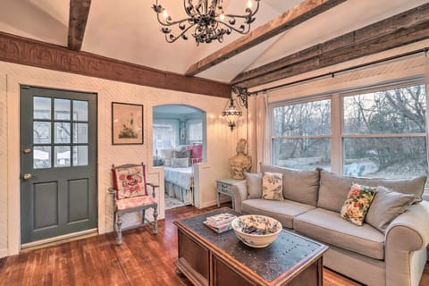 'Foxglove Cottage' in Walkable West Asheville Cottage in Asheville