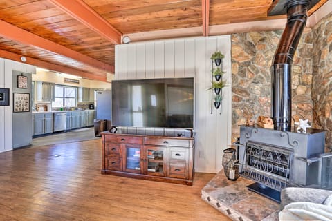 'Lone Pine on Robinson' Home w/ Deck & Grill! Casa in Prescott