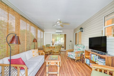 Home in The Villages w/ Lanai & Private Hot Tub! House in The Villages