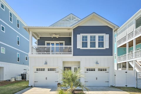 Bright Coastal Abode with Porch & Beach Access! Maison in Carolina Beach