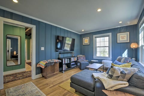 Renovated Carrboro House with Deck & Fire Pit! Haus in Carrboro
