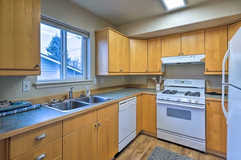 Anacortes Condo - Walk to Town, Marina, + Bay! Apartment in Anacortes