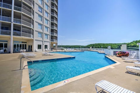 Updated Lakefront Condo + Patio & Pool Access Copropriété in Osage Beach