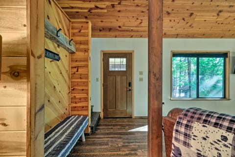Cozy Arnold Cabin w/ Fireplace and Mountain Views! House in Dorrington