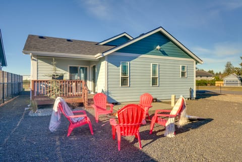 Pet-Friendly Retreat w/ Fenced Yard, Walk to Beach House in Ocean Shores