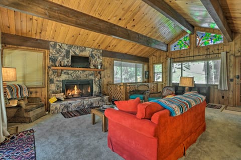 Spacious Family Cabin < 1 Mi to Lake Gregory! Casa in Crestline