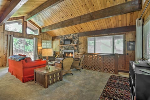 Spacious Family Cabin < 1 Mi to Lake Gregory! Haus in Crestline