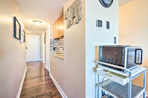 Gatlinburg Condo w/ Pool, Hot Tub, & Mtn Views! Apartment in Gatlinburg