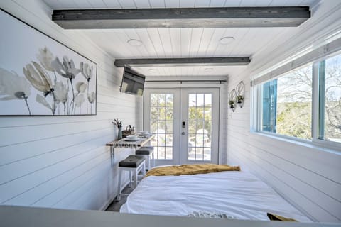 Modern Studio w/ Mtn Views & Lake On-Site! Apartment in Canyon Lake