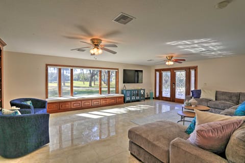 ‘The Peacock Farm’ Largo Home + Outdoor Oasis! House in Seminole