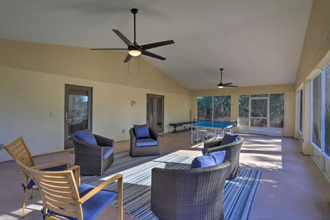 ‘The Peacock Farm’ Largo Home + Outdoor Oasis! Casa in Seminole