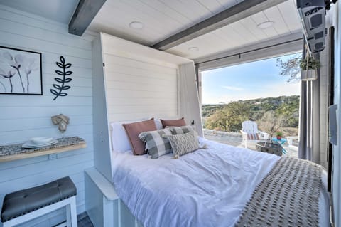 Lakefront Container Studio: Patio & Fire Pit! Apartment in Canyon Lake