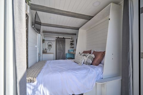 Lakefront Container Studio: Patio & Fire Pit! Apartment in Canyon Lake