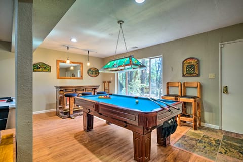 Game Room & Deck: ‘Oso Cozy Cabin’ in Arnold! House in Arnold