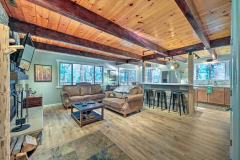 Game Room & Deck: ‘Oso Cozy Cabin’ in Arnold! House in Arnold