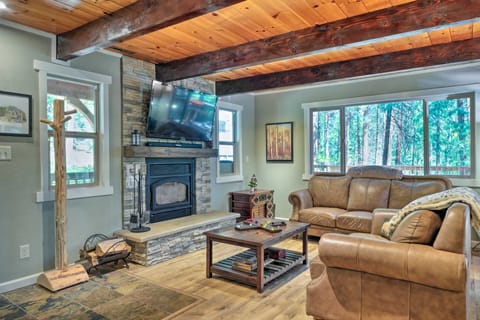 Game Room & Deck: ‘Oso Cozy Cabin’ in Arnold! House in Arnold