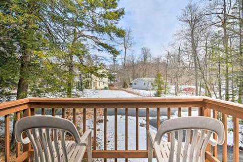 Revitalizing Country Club Tobyhanna Cabin w/ Deck! Casa in Coolbaugh Township