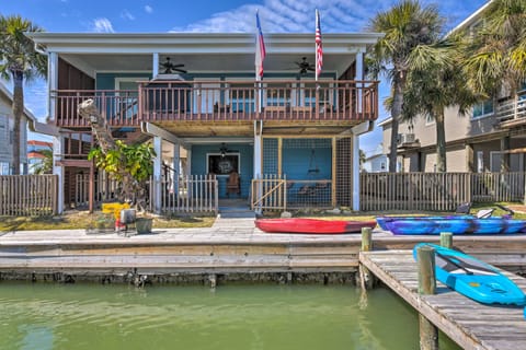 Vibrant Jamaica Beach Treasure w/ Deck & Dock House in Jamaica Beach