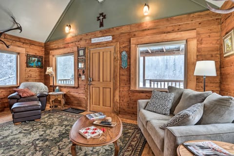 'Snowshoe Cabin' w/ Gas Grill: Fish & Hike! Casa in Big Lake
