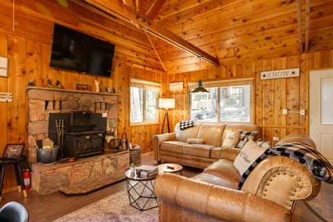 Cozy Cabin w/ Deck, 3 Mi to Big Trees State Park! House in Dorrington