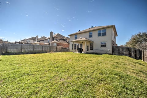 Centrally Located Kyle Home: Walk to Pool & Park! Casa in Kyle