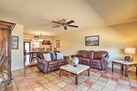 Tucson Haven w/ Pool, Fireplace & Mountain Views! Casa in Tanque Verde