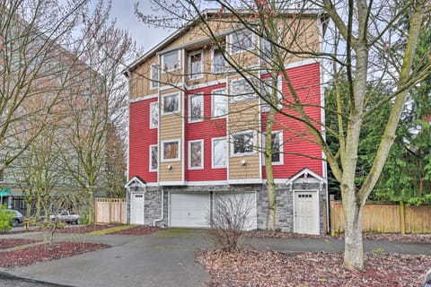 Stylish Townhome ~ 6 Miles to Downtown Seattle! Condo in Green Lake